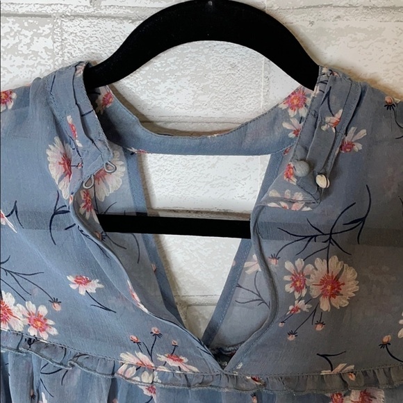 American Eagle Blue Floral Keyhole Top - Picture 5 of 14